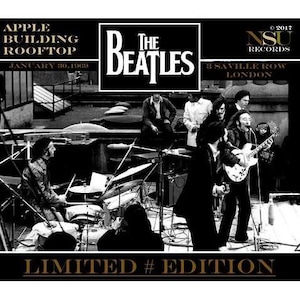 Może przedstawiać: Czarno-białe zdjęcie The Beatles występujących na dachu. Nazwa zespołu znajduje się w białym pudełku z tekstem "APPLE BUILDING ROOFTOP JANUARY 30, 1969" i "LIMITED # EDITION". Wydanie NSU Records.
