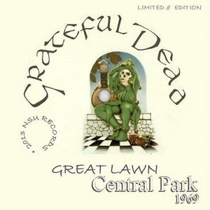 Può includere: Una copertina di un album in vinile vintage con un giullare dei cartoni animati che tiene un banjo. L'album è intitolato "Great Lawn Central Park 1969" ed è un'edizione limitata dei Grateful Dead.