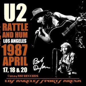 Könnte beinhalten: Ein Schwarzweiß-Konzertplakat für die "Rattle and Hum"-Tour von U2 in Los Angeles im April 1987. Das Plakat zeigt ein Foto von Bono, der in ein Mikrofon singt und Gitarre spielt. Der Text "U2", "Rattle and Hum", "Los Angeles", "1987", "April", "17, 18 & 20" und "Los Angeles Sports Arena" ist in Orange gedruckt. Das Plakat ist von Bob Dylan signiert.