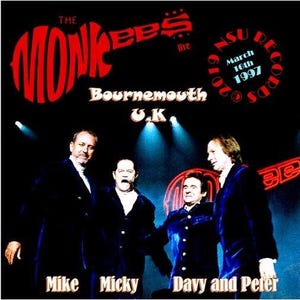 Könnte beinhalten: Konzertplakat für The Monkees live in Bournemouth, U.K. im März 1997. Das Plakat zeigt die Bandmitglieder: Mike, Micky, Davy und Peter. Der Name der Band steht in großen roten Buchstaben, mit Veranstaltungsort und Datum.