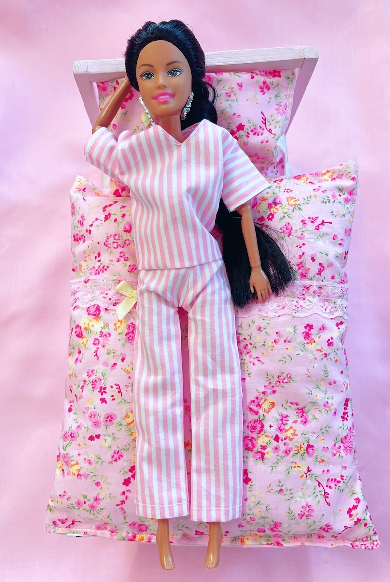Lyxig pyjamas för dockor i storlek 28 cm bild 4