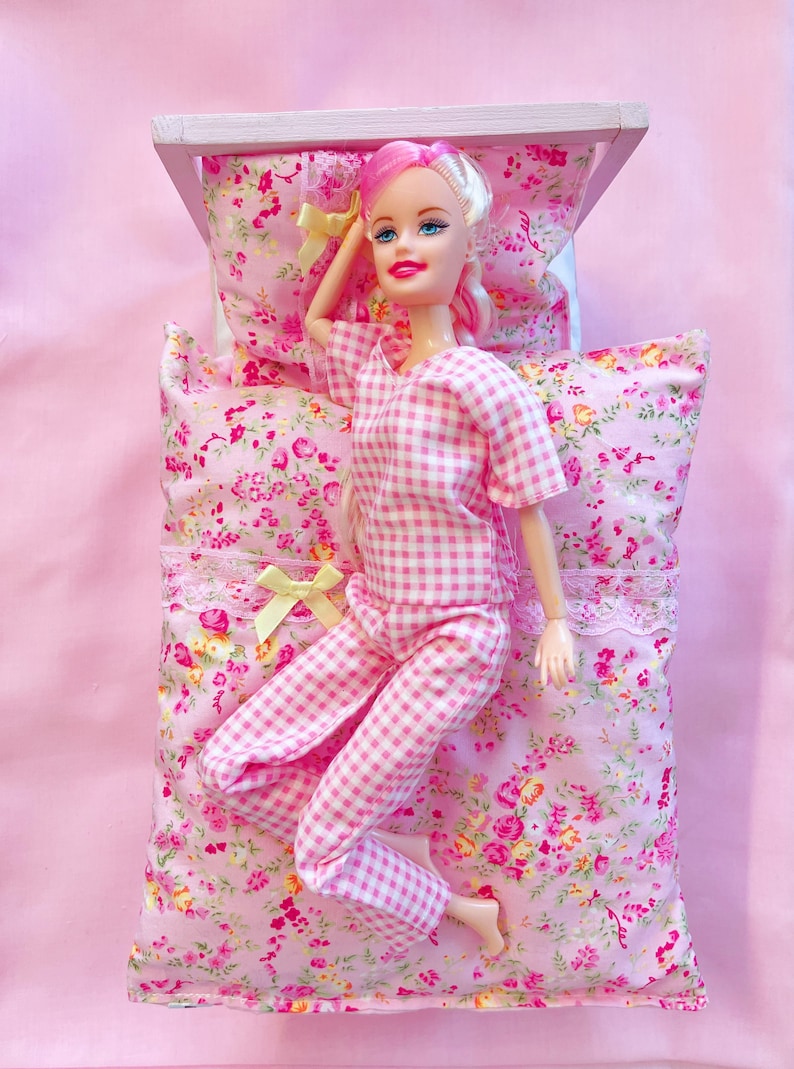 Lyxig pyjamas för dockor i storlek 28 cm bild 3