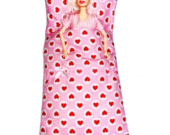 Limited edition, lyxigt hjärtformat bäddset och nattlinne för Barbie- och Sindy-dockor.