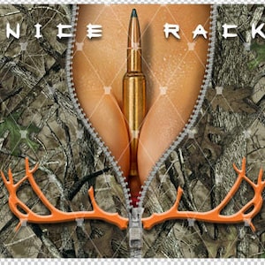 Puede incluir: Un patrón de camuflaje con una cremallera parcialmente abierta, revelando una bala de color dorado. El texto "NICE RACK" está impreso sobre la cremallera. Se ven cuernos de ciervo de color naranja en la parte inferior de la imagen.