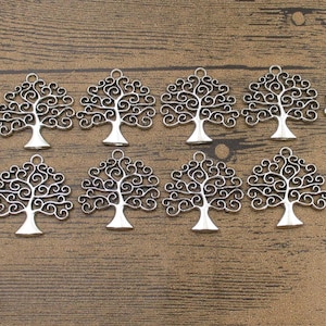 Puede incluir: Diez abalorios de metal plateado en forma de árbol de la vida con intrincados diseños en espiral. Los abalorios son perfectos para la elaboración de joyas, el scrapbooking y otros proyectos de manualidades.