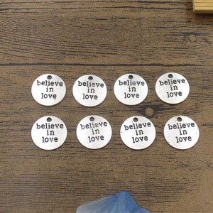 8 Believe In Love Charms, antikes Silber Ton, runde Tag-RS1413