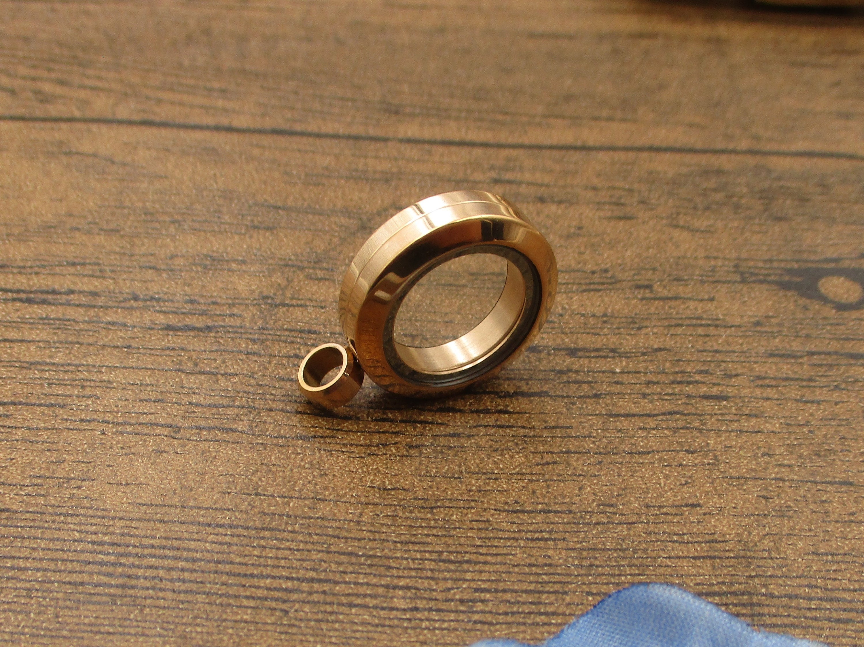 1 Stainless Steel Round Glass Floating Locket Pendant,Rotate to Open Memory Lockets for Necklace, Champagne Gold-TS291