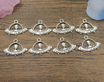 8 Alien Charms Antik Silber Ton-RS759