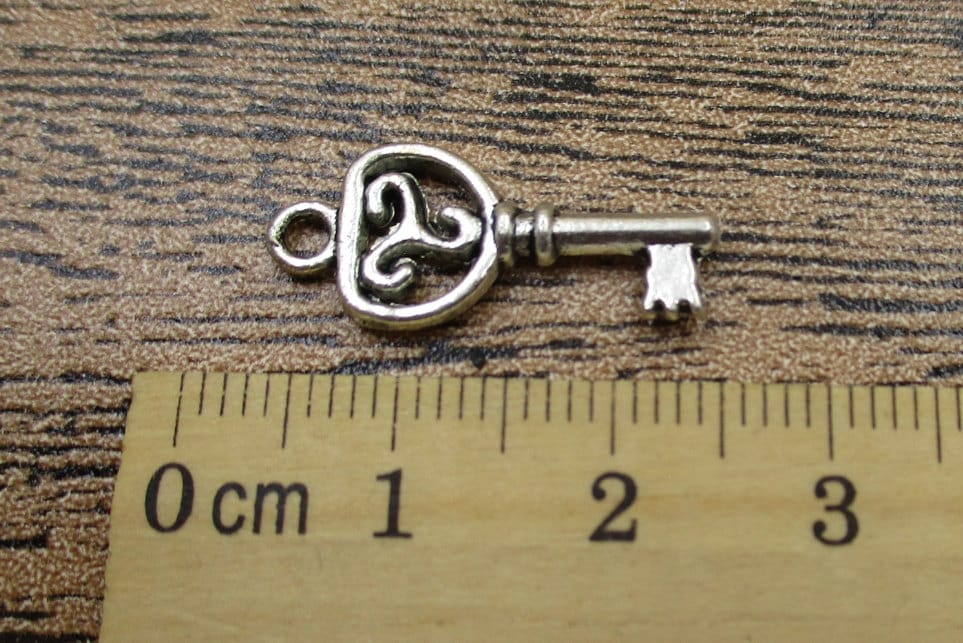 30 pcs Antique Argent Mélanger Outil Charme Collection Marteau Clé Scie