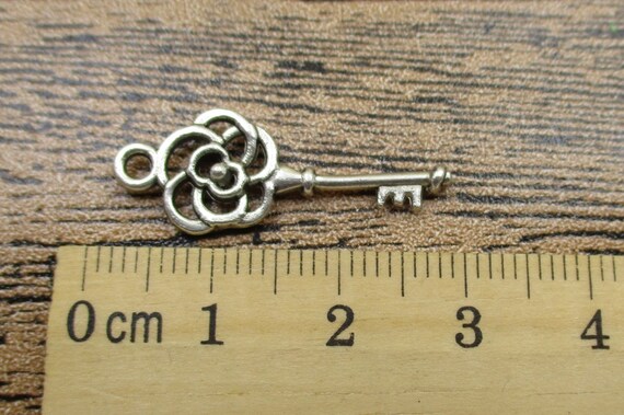 30 Key Charms,flower Key, Antique Silver Tone，double Sided-rs059