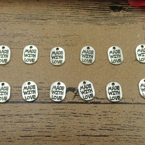 ¡VENTA BULK! 200 hecho con encantos de amor, tono de plata antiguo, etiqueta con letras-RS175