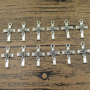 30 Blumen Kreuz Charms, antikes Silber Ton-RS658
