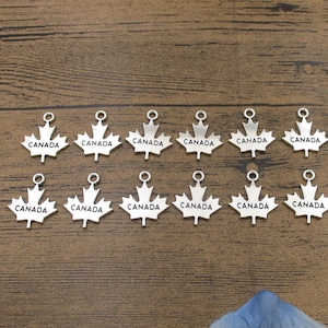 12 Ahornblatt Charms, beide Seiten mit CANADA Antique Silver Tone-RS1415