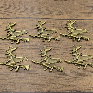 6 breloques d'Halloween sorcière, ton bronze antique -RS519