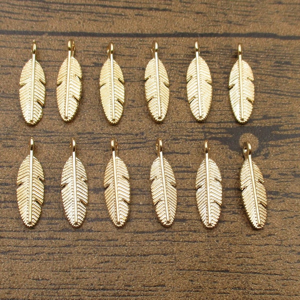 50 kleine Feder Charms KC Goldfarbe, doppelseitig-RS266