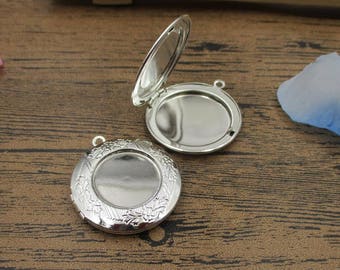 2 okrągłe medaliony ze zdjęciami w ramce, pasujące do 20-milimetrowego zestawu kaboszonów, w jasnym odcieniu srebra, otwierane zawieszki - TS010