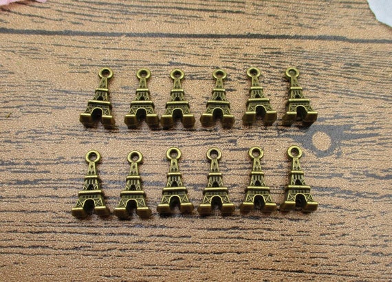 アンティークミニチャーム　20個 20 個の小さなエッフェル塔チャーム、アンティークブロンズトーン