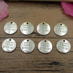 ¡VENTA AL POR MAYOR! 40 Charms "Nunca te rindas", tono plata antigua, etiqueta redonda - RS399