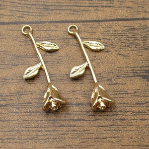 2 breloques fleurs roses détaillées, couleur or KC-RS1189