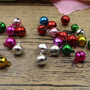 50 zawieszek Jingle Bell, losowo kolorowe-RS204