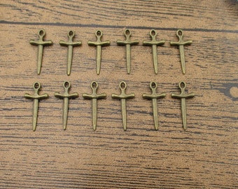 50 breloques petite épée, ton bronze antique-RS684