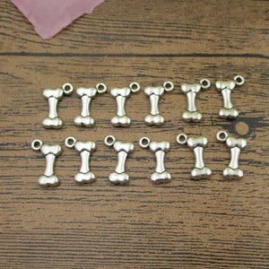 30 Hundeknochen Charms Antik Silber Ton doppelseitig-RS678