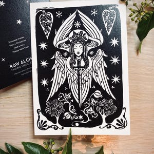 K&ouml;nnte beinhalten: Schwarz-Wei&szlig;-Kunstdruck eines Engels mit ausgebreiteten Fl&uuml;geln und einem Schwert. Der Druck enth&auml;lt die Worte "LOVE", "PEACE" und "HOPE". Die Karte tr&auml;gt auch den Text "Merry Christmas and a very Happy New Year".