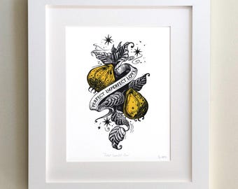 Könnte beinhalten: Gerahmter Kunstdruck mit einer schwarz-gelben Illustration von Birnen und Blättern. Ein Banner zeigt den Text "PERFECT IMPERFECT LOVE". Das Kunstwerk ist vor einem weißen Hintergrund in einem weißen Rahmen.