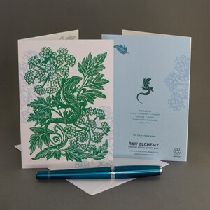 Cartão comemorativo em branco com estampa de lagarto e cicuta, feito com arte original em linóleo em papel texturizado de 350 g/m², com impressão interna.