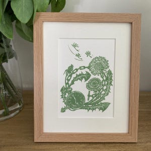 Originale opera d'arte in linoleum stampata a mano in edizione limitata raffigurante denti di leone verdi e orologio; un regalo ideale per anniversari, compleanni o eventi.