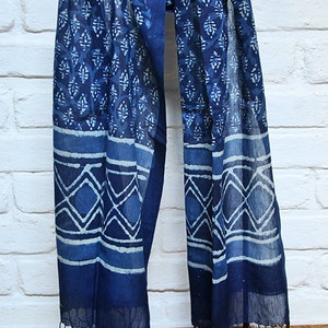 Ethischen blaue Stola mit Block-bedruckte Muster