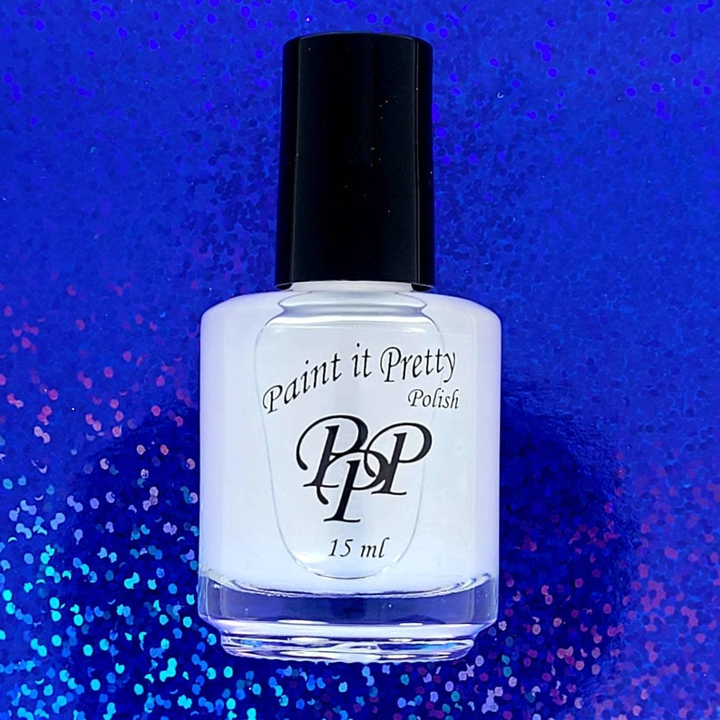 以下が含まれることがあります： 黒いキャップが付いた白いマニキュアボトル。ボトルには「Paint it Pretty Polish」と表示され、黒い「PP」のロゴが付いています。ボトルには15mlのマニキュアが入っています。