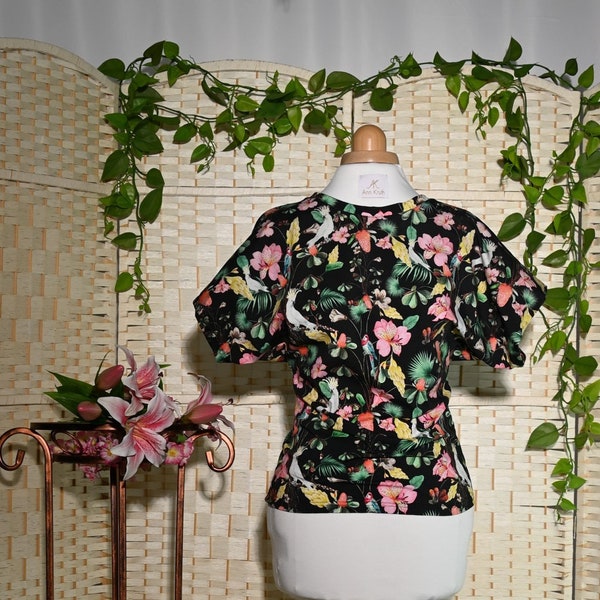 Schwarzes Shirt mit Blumen/ Hibiscus