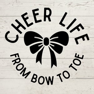 Op de afbeelding: Zwart-wit grafisch ontwerp met de tekst "Cheer Life From Bow To Toe" en een zwarte strik in het midden.