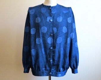 Donkerblauwe damesblouse rozen print blouse lange mouwen vintage platte blouse blauwe glanzende blouse met zakken maat M