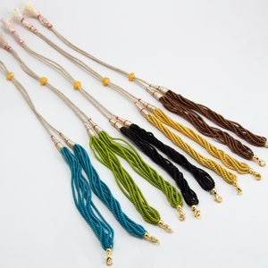 Collar ajustable de cuerda de seda con cierre chapado en oro para sujetar al conector de eslabones. Se vende por pieza en verde azulado, verde, negro, dorado y marrón NKP01