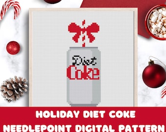Może przedstawiać: Wzór haftu krzyżykowego puszki Diet Coke z czerwoną kokardą i kapiącym płynem. Obraz otoczony jest ozdobami świątecznymi, cukrowymi laskami i kubkiem gorącej czekolady. Tekst brzmi "HOLIDAY DIET COKE NEEDLEPOINT DIGITAL PATTERN."