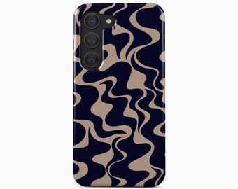 Peut inclure: Une coque de smartphone avec un fond bleu marine foncé et un motif répétitif de lignes ondulées beiges. La coque présente des découpes pour un triple objectif photo sur le côté supérieur gauche. Sous la coque, le texte indique BOHO Case studio.