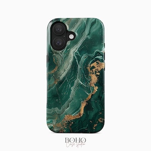 Op de afbeelding: Een smartphonehoesje met een diepgroen marmerpatroon, wervelende witte aders en gestructureerde goudfolie-accenten. Het hoesje heeft een uitsparing voor een dubbele camera en de tekst BOHO Case studio staat onderaan afgebeeld.