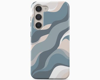 Peut inclure: Une coque de téléphone portable rectangulaire présentant un motif abstrait ondulé dans des tons de bleu poussiéreux, gris ardoise, crème et blanc. Le design recouvre toute la surface arrière, y compris la zone autour du triple objectif.