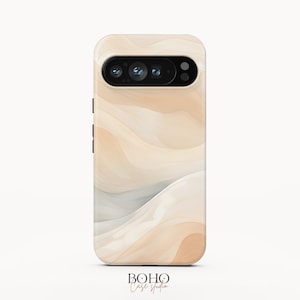 Pode incluir: Uma capa de smartphone com um padrão abstrato suave e fluido de camadas em tons de bege, creme e cinza suave. O design imita linhas onduladas e fluidas por toda a superfície, com um recorte preto para a câmera. O texto Boho Case Studio é visível.
