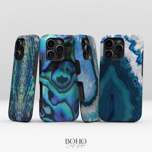 Puede incluir: Cuatro fundas para teléfono con diseños únicos. Las fundas presentan una variedad de patrones azules y turquesas, incluyendo concha de abulón y piedra de ágata. Las fundas se muestran sobre un fondo blanco. El texto "BOHO Case studio" está en la parte inferior.
