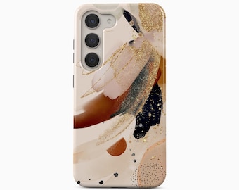 Könnte beinhalten: Eine Smartphone-Hülle mit einem abstrakten Design aus beigen, braunen, schwarzen Pinselstrichen und goldenem Glitzer. Die Hülle hat einen Ausschnitt für eine Dreifachkamera und den Text "BOHO Case studio" unten in der Mitte.