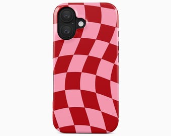 Puede incluir: Una funda para teléfono con un patrón de tablero de ajedrez ondulado y distorsionado en tonos alternos de rojo oscuro y rosa claro. El diseño cubre toda la parte posterior de la funda, que incluye un área negra para la cámara con dos lentes.