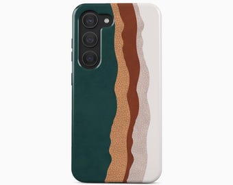 Peut inclure: Une coque de smartphone présentant un design vertical avec une section vert foncé à gauche, suivie de bandes ondulées terracotta, beige clair avec des points blancs et une couleur crème. La coque inclut une découpe pour un triple appareil photo.