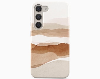 Peut inclure: Une coque de smartphone présentant un motif de paysage abstrait de style aquarelle avec des bandes horizontales superposées dans des tons crème, beige, ocre et brun chaud. La coque possède une découpe pour un triple capteur photo et un flash.
