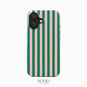 Może przedstawiać: Etui na telefon z pionowym wzorem w paski w kolorze zielonym i różowym. Etui ma wycięcie na aparat i tekst "BOHO Case Studio" na dole.