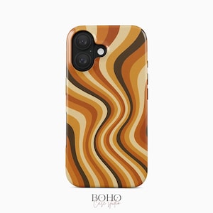 Peut inclure: Une coque de smartphone avec un motif répétitif de lignes ondulées verticales dans des tons marron foncé, orange brûlé, orange clair et crème. La coque présente une découpe noire pour l'appareil photo en haut à gauche et le texte BOHO Case studio.