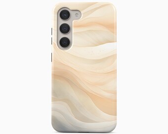 Peut inclure: Une coque de smartphone arborant un motif de vagues abstraites et fluides dans des tons crème, beige et brun clair. Le design présente des lignes superposées subtiles créant un mouvement. Le texte BOHO Case studio est visible.