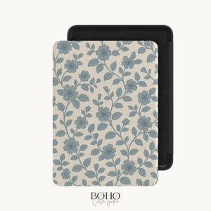 Puede incluir: Una funda rectangular para lector electrónico con fondo beige claro y un patrón repetitivo de flores y enredaderas de color azul apagado. La funda tiene un marco negro y el texto "BOHO Case studio" está impreso en negro en la parte inferior central.